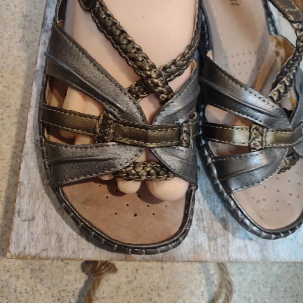 👍 Easy Spirit Bronze Strappy Sandals Size 7 M. A14